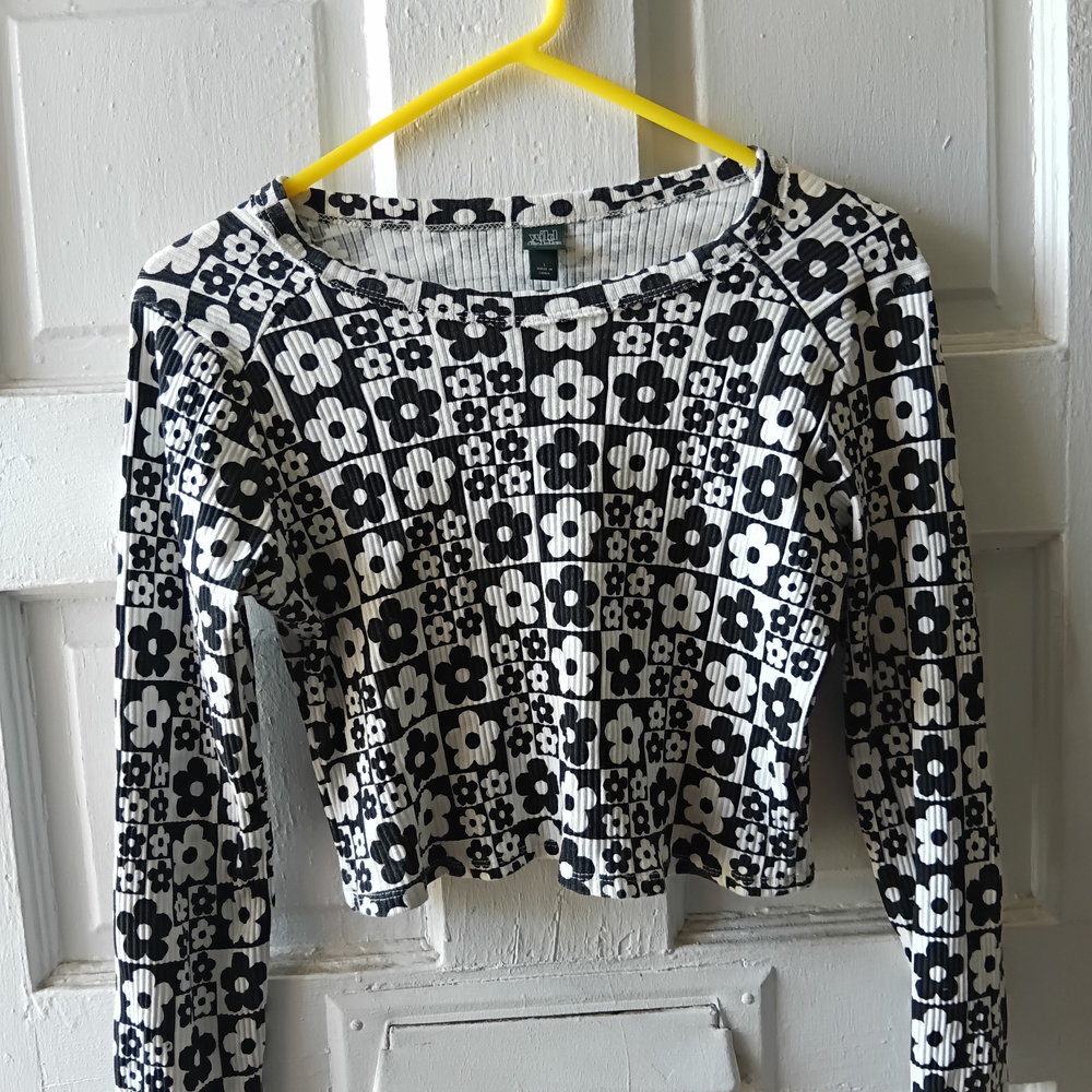 Wild Fable Black and White Fitted Crop Blouse
